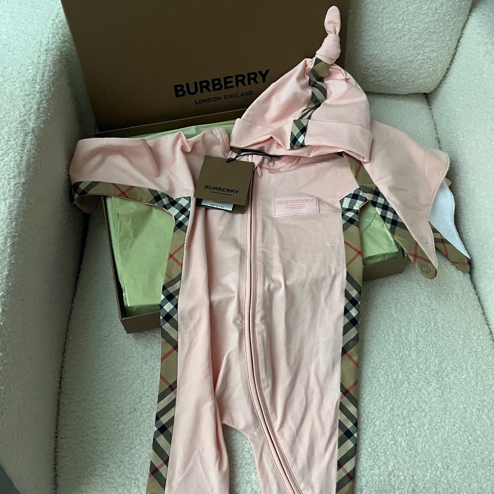 Burberry baby gift set
